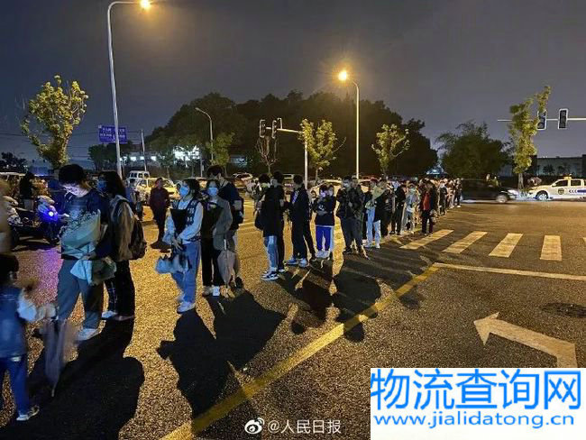 市民深夜排长队悼念袁老